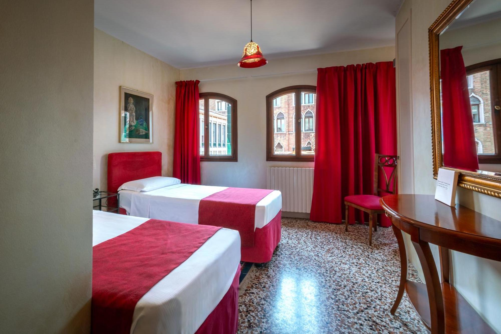 Отель Palazzo San Luca Венеция Номер фото